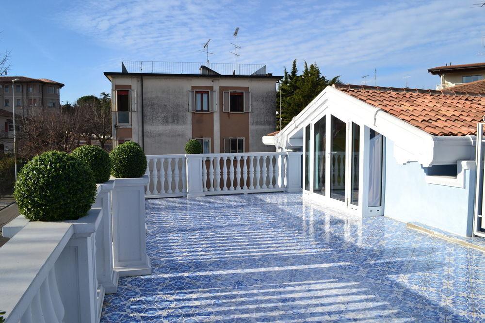 B And B Della Mimosa Desenzano del Garda Exterior photo